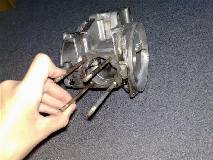 Guide til fræsning/blueprintning af Maxi Blok (; - Du har blokken.. Du SKAL have den stilt ad, da der kommer mange metal splinter rundt omkring, og det er krumtappen ikke glad for. billede 2