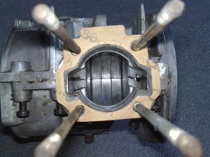 Guide til fræsning/blueprintning af Maxi Blok (; - Så sætter du bundpakningen ned over pindboltene, og kan med det samme se, at den er for stor. billede 4