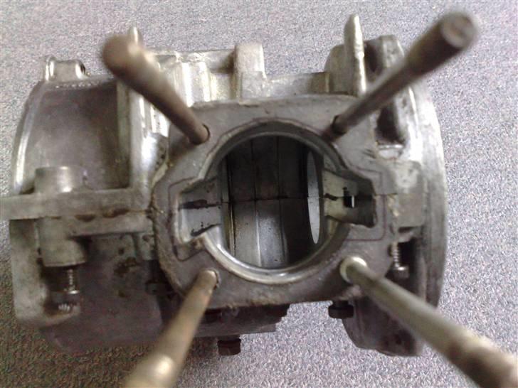 Guide til fræsning/blueprintning af Maxi Blok (; - Så tager du tuschen og tegner hele vejen rundt, om bundpakningen. Så skulle det gerne se sådan her ud, når du tager den af. billede 5