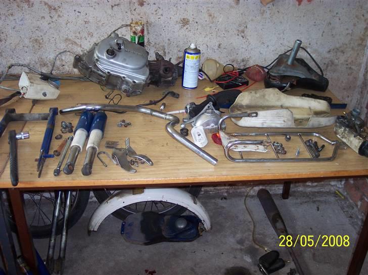 Renovering af Honda Amigo - De fleste af delene ligger i orden på bordet, er ikke startet med at rense noget endnu. billede 4