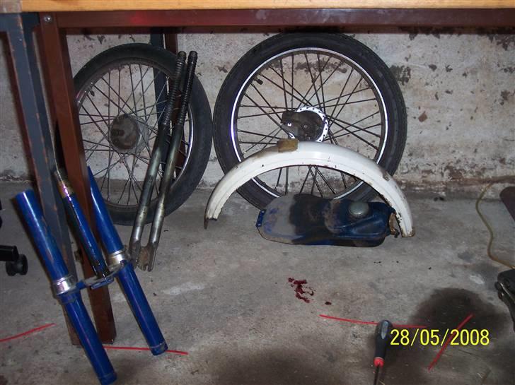 Renovering af Honda Amigo - Hjul og diverse. Skal måske have et par nye fælge og en forskærm, hvis ikke det kan sættes i stand. billede 5