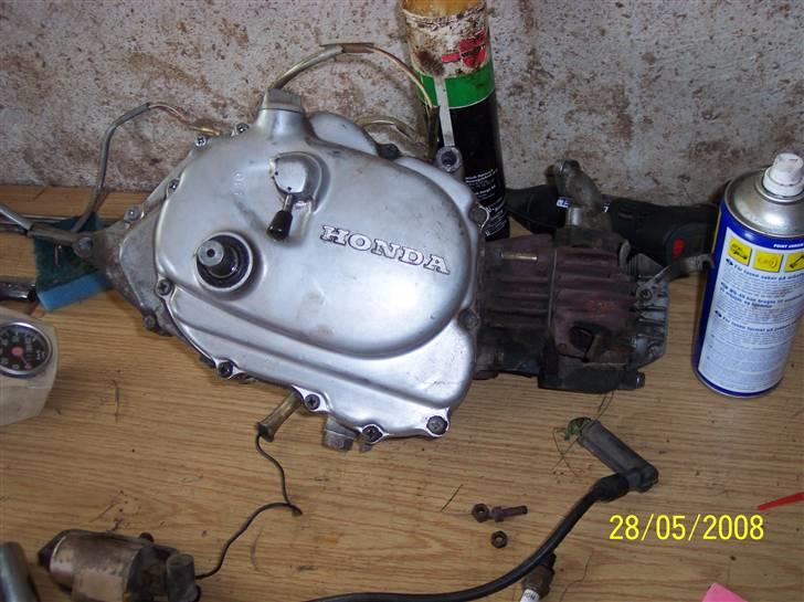 Renovering af Honda Amigo - Motoren er i fin stand og drypper ikke olie. Men der kommer nyt sodsæt, pakdåser og tændings system på den. billede 6
