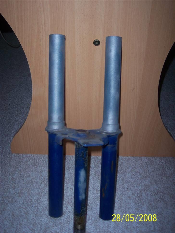 Renovering af Honda Amigo - Delvist sandblæst forgaffel, så man kan se forskellen. billede 7