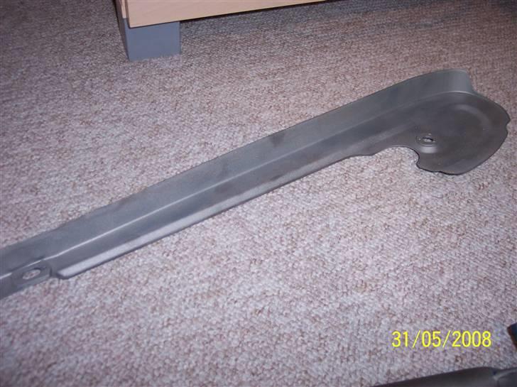 Renovering af Honda Amigo - Lige et billede af indvendige side af kædeskærm. Der var 1 cm tykt lag kædeolie på inden jeg gik igang. billede 9