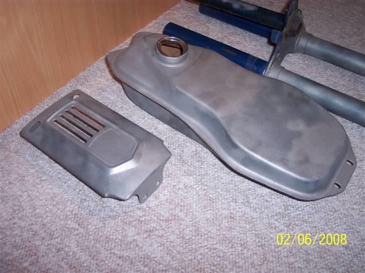 Renovering af Honda Amigo - Så blev tank og frontdæksel også sandblæst. Så nu er alt det der skal vøre blåt klar til at blive autolakeret. billede 10
