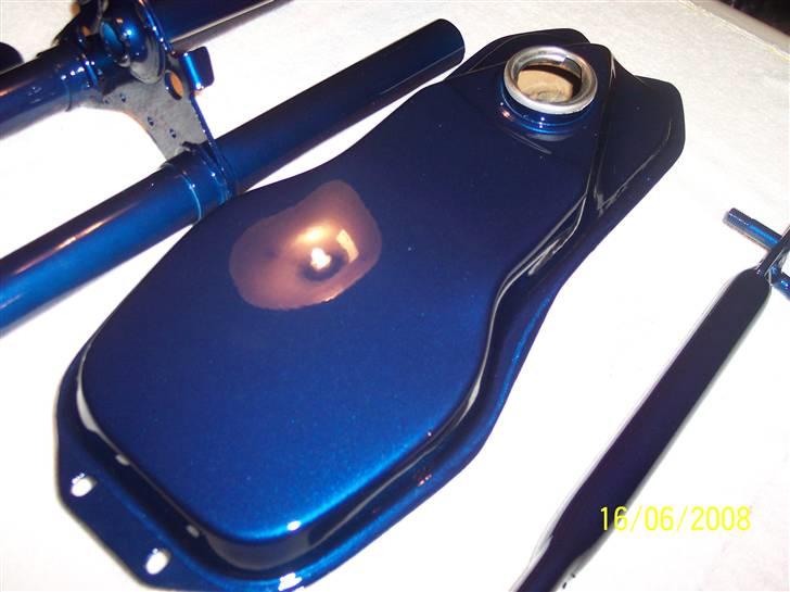 Renovering af Honda Amigo - Lige et billede tæt på tanken. så man kan fornemme farven i noget lys. billede 15