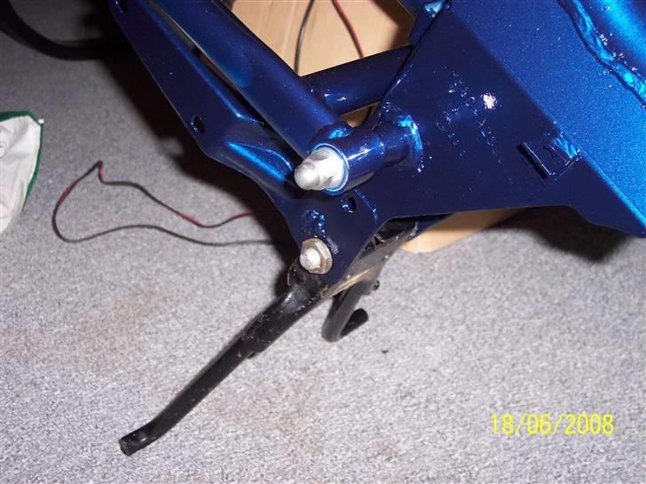 Renovering af Honda Amigo - Lige et nærbillede så man kan ane farven, og se de ny-polerede originale bolte :) billede 18