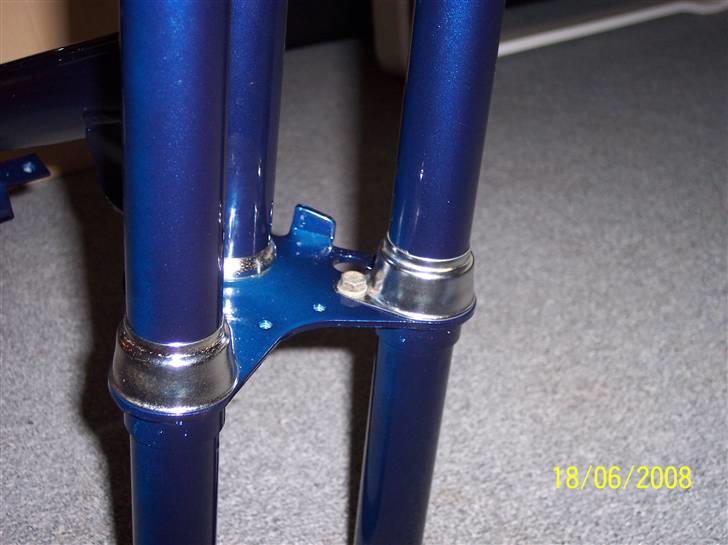 Renovering af Honda Amigo - Poleret chrom-dele ved forgaflerne, ser rigtig godt ud med den blå farve. billede 19