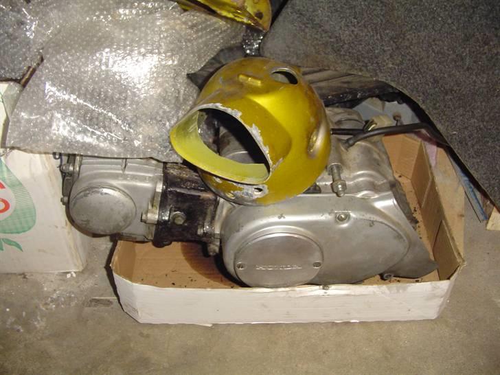 Min Honda Dax - Motor og Lygtehus. skal begge males. billede 18