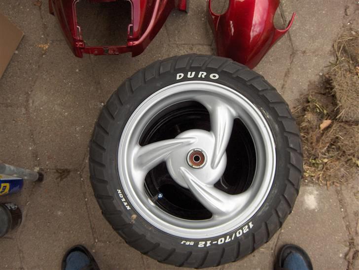 Hot Projekt 08/09 - Pmx/Dr. big forfælg, er blevet færdig, har pudset den, og dækene er blevet tegnet med dækskrift :P billede 17