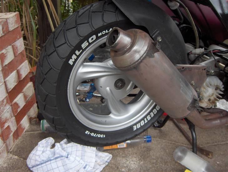 Hot Projekt 08/09 - Mit nye Bridgestone mi50 dæk sat på, og har tegnet på det med dækskrift billede 36