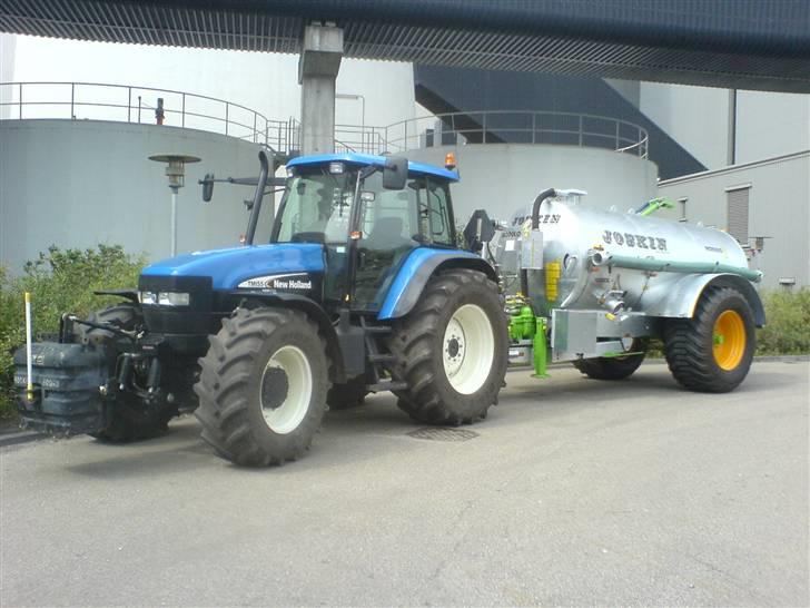 Maskinpartner A/S i Billund - En TM155 jeg skulle gøre klar til at den kunne køre med den her lille slamsuger. Der er ikke sparet på noget. Der er LS og det hele på.  Det er Dong Energy i Esbjerg som har købt den. Billedet er taget, da jeg havde afleveret den og venter på de folk jeg skal instruere i at køre med den billede 27