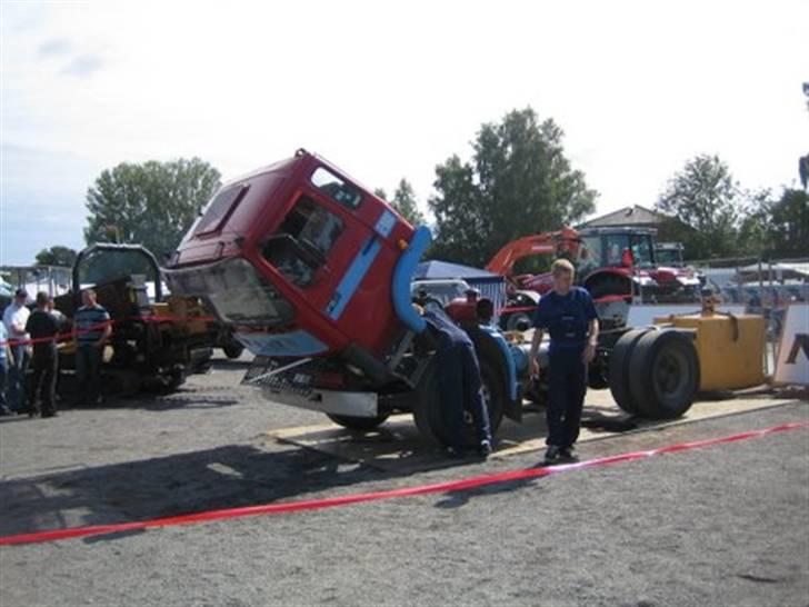 Lastbil burnout, by Slider-team Bornholm - Ja lidt fra forberedelserne, luftfilter blev smidt ad H til, og pumpen fik konsant koldstart.. hehe, det var sgu noget der kvikkede den gamle tøs lidt op... billede 2