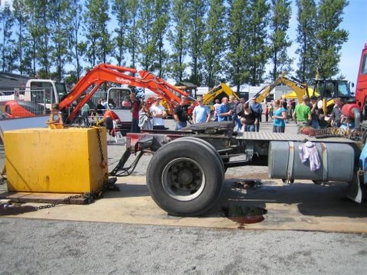 Lastbil burnout, by Slider-team Bornholm - Jep, sikkerhed skulle der til, for at den ikke lige pludselig skulle tage fat og køre folk ned blev den sat fast i en 8 tons jernblok... den kunne ikke flyttes, skal det lige siges... billede 3