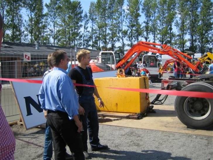 Lastbil burnout, by Slider-team Bornholm - Philip får sig lige en snak med vores chef og værkfører...
Foresten mange tak til dem for lån af lastbil... billede 5