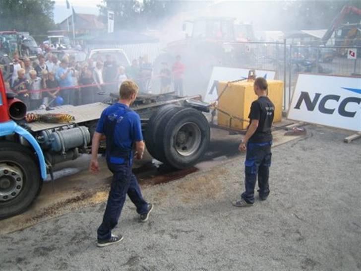 Lastbil burnout, by Slider-team Bornholm - Vi skulle lige se om dækkene kunne holde til en tur endnu, og det kunne de... billede 16