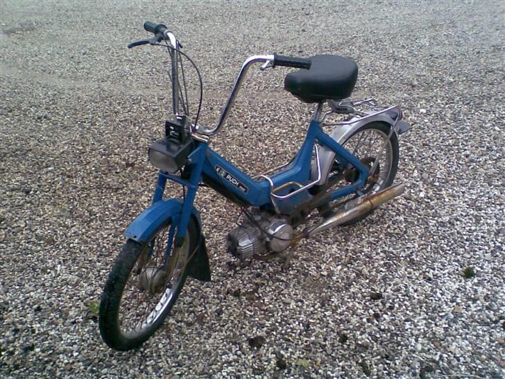 Puch Maxi renovering - Den trænger virkelig til en ny omgang maling. Der var flere steder hvor malingen var begyndt at falde af... billede 2