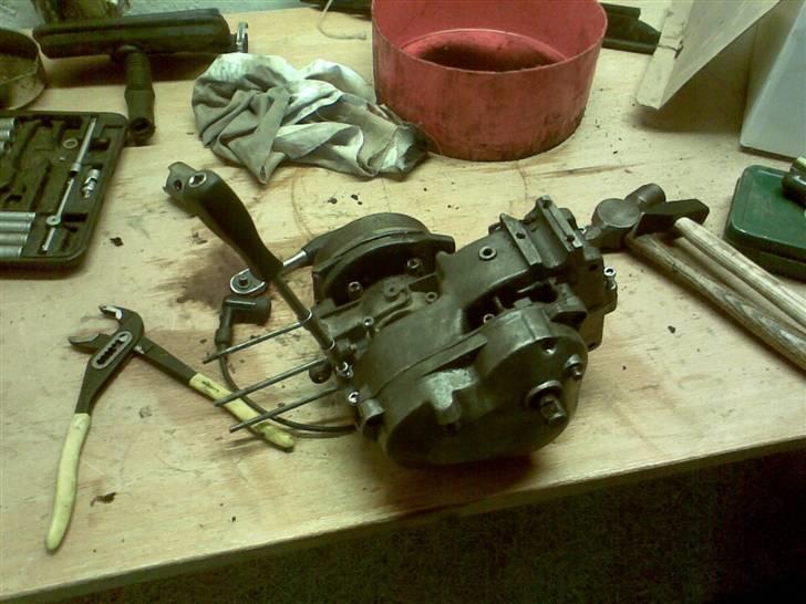 Puch Maxi renovering - Jeg tror ikke at den har været startet i et godt stykke tid. Cylinderen sad fanme godt fast, man! Jeg tror at den var begyndt at kalke til inde omkring krumtappen. Der var sådan noget hvidt halløjsa!
Tror at den har stået uden særlig meget motorolie i et godt stykke tid :) billede 5