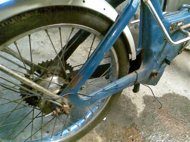 Puch Maxi renovering - Der kan man se hvordan malingen er ved at falde af, pga af rust... billede 6
