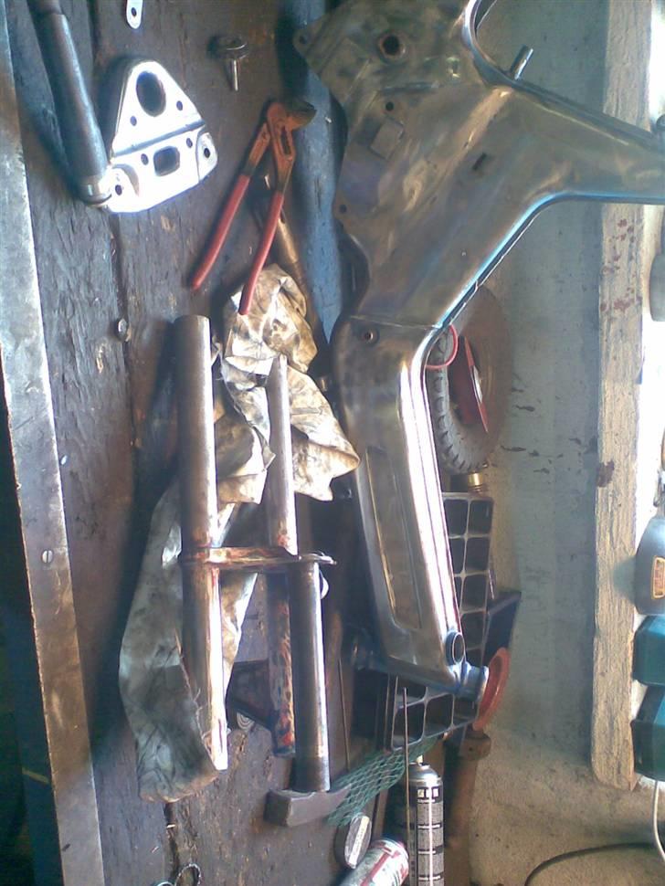 Puch Maxi renovering - Der slibes for at få det sidste maling af, og rust af. billede 10