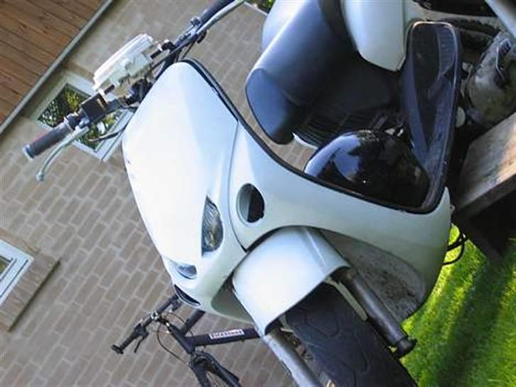 Tuning / Styling af Yamaha Neos - Da jeg havde spartlet den og malet den.. Sådan som den står nu.. Der kommer flere billeder senere hen.. billede 3