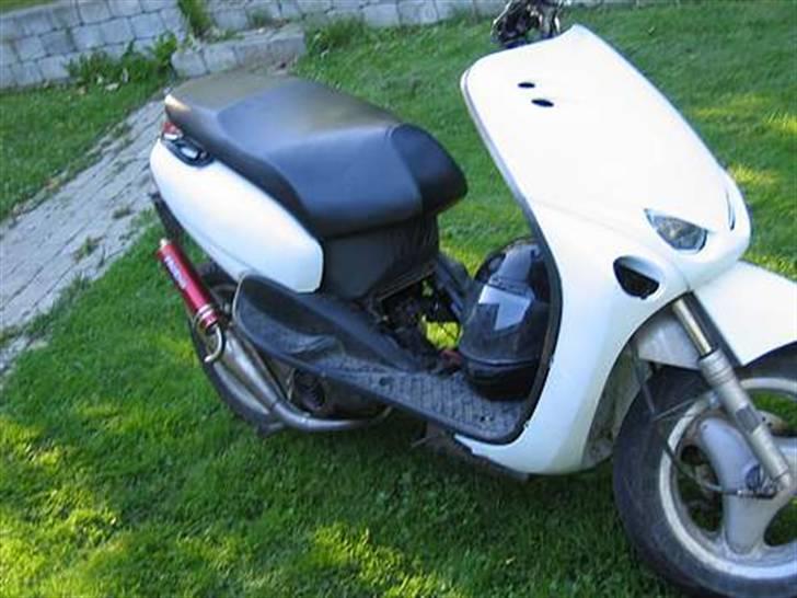 Tuning / Styling af Yamaha Neos - Da jeg havde spartlet den og malet den.. Sådan som den står nu.. Der kommer flere billeder senere hen.. billede 4