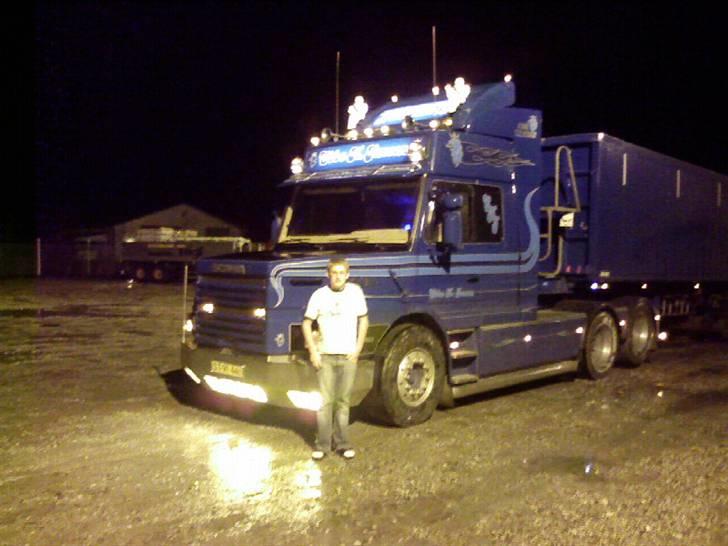 Ebbe K Jensen. - Jeg står ved siden af T143 kaldet BLUE TOPIDO mens Claus tager billeder.
Det var første gang jeg kørte i langsnudet. billede 1