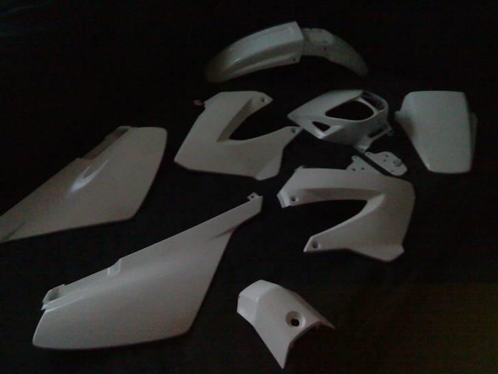 Derbi senda std. skjolde !!!! - NU!!

Højglanspolerede hvide senda std. skjolde billede 14