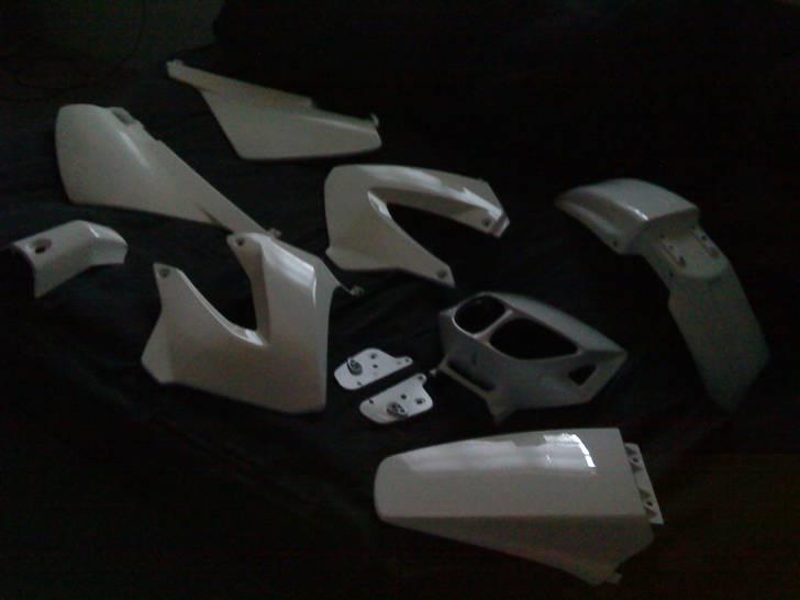 Derbi senda std. skjolde !!!! - NU!!

Højglanspolerede hvide senda std. skjolde billede 15