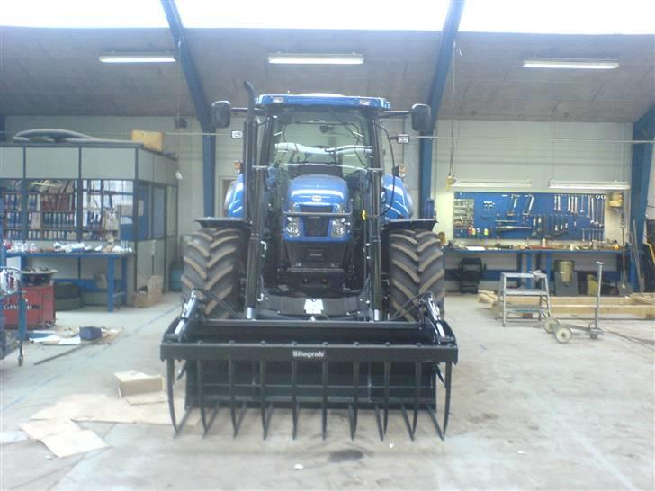 Maskinpartner A/S i Billund - En Newholland T6080 med Ålø Q65 læsser på. Blev gjort klar til afhentning billede 58