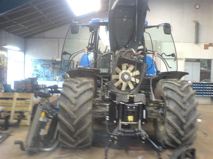 Maskinpartner A/S i Billund - En Newholland T7060 som der skulle eftermonteres en original Newholland frontlift på og så skulle der sætter tvillingehjul på hele vejen rundt billede 62