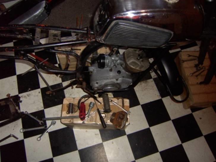 Projekt Everton 4 gear. - Det jeg spekulerer på er om den originalt har været orange da man kan se at der er orange på stellet. billede 13