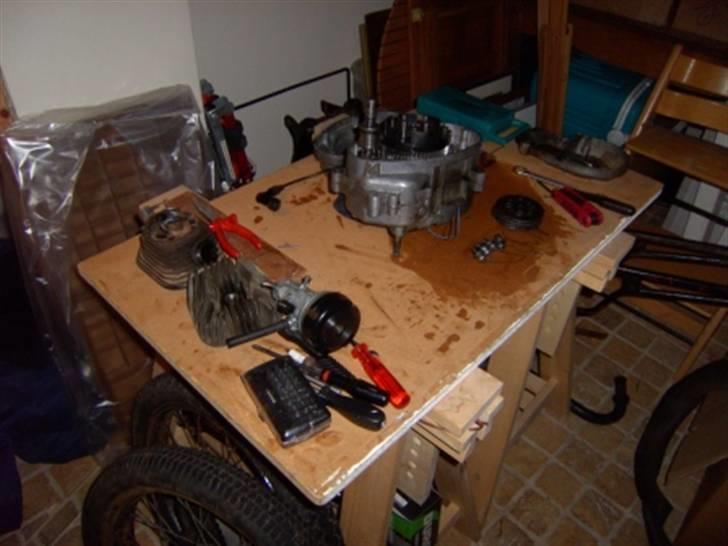 Projekt Everton 4 gear. - Mig og far glemte at tappe motoren for olie før vi åbnede den, i kan nok se resultatet.;) billede 19