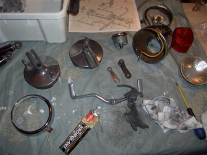 Projekt Everton 4 gear. - Her har jeg lagt aluminium og crome tingene ud på mit skrivebord hvor de pudses med autosol. billede 24