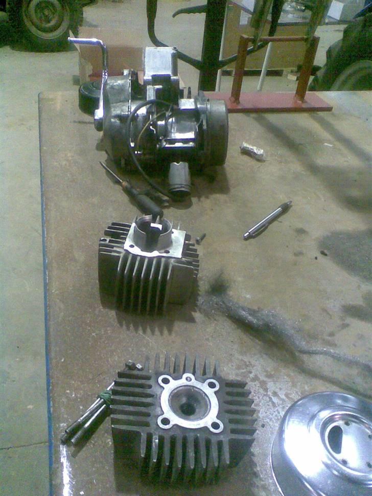 Puch Maxi renovering - Den nye Puch Maxi motor. Helt super. Dog bestiller jeg et nyt pakningssæt og et nyt stemple hjem. Ellers er den super! billede 13