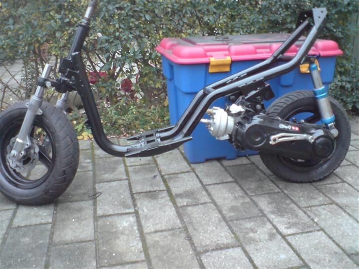 Mit athena evo lc sonic projekt - Forgaffel, forhjul, baghjul, motor og kickstarterskjold blev monteret på stellet billede 4