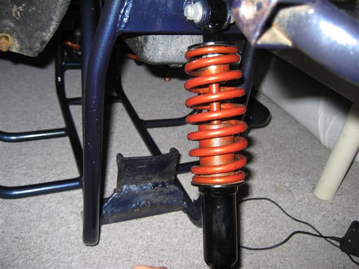 Min 110cc atv'er projekt 15% færdig. skriv en kommentar  - Bag dæmpern der lige er blivet  malet billede 13