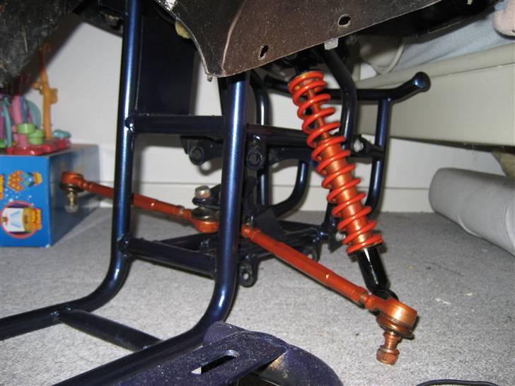 Min 110cc atv'er projekt 15% færdig. skriv en kommentar  - Mine ny malet styre arme og dæmper billede 15