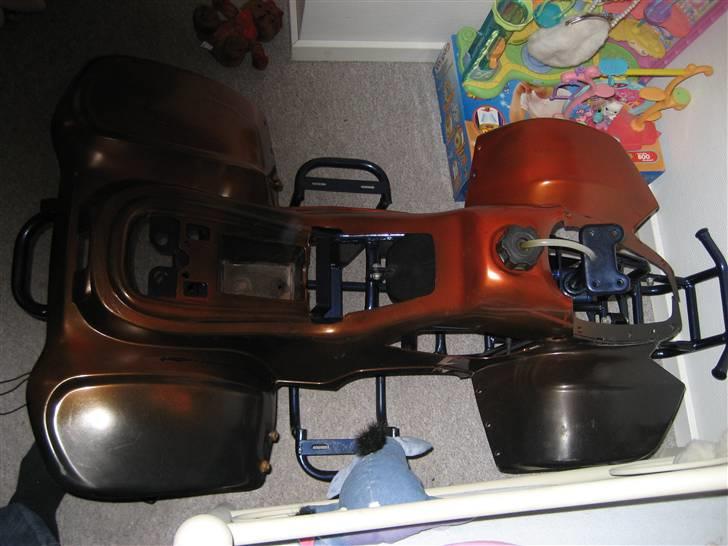 Min 110cc atv'er projekt 15% færdig. skriv en kommentar  - Lige en test af ´farven jeg købte  
ps. der kommer også KTM mærker på billede 17