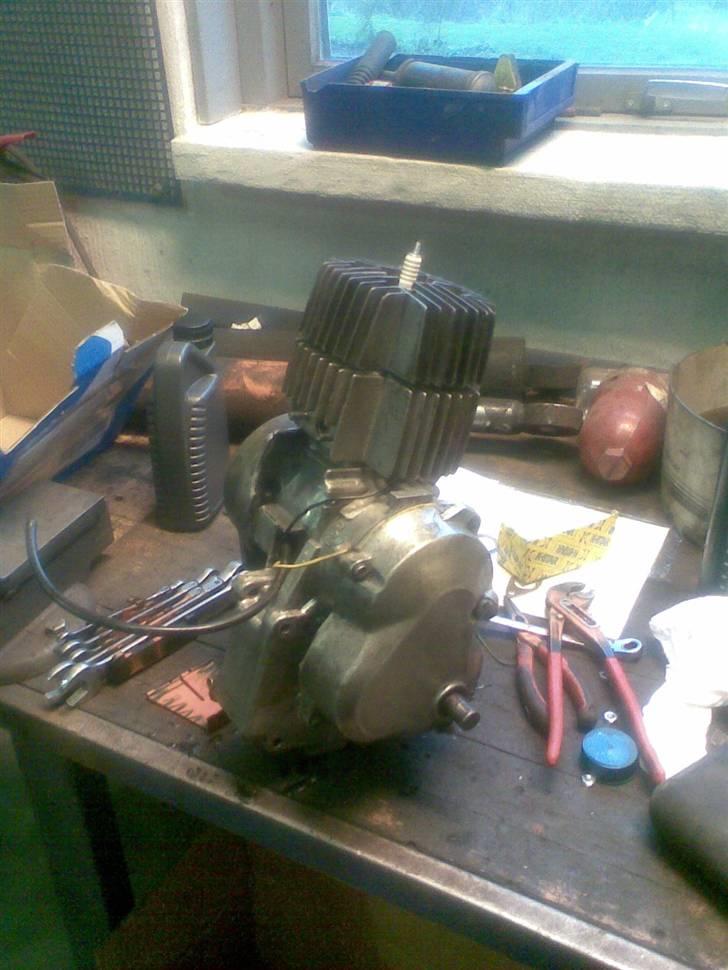 Puch Maxi renovering - Er ved at spænde cylinderen. nyt stempel og nye pakninger billede 16