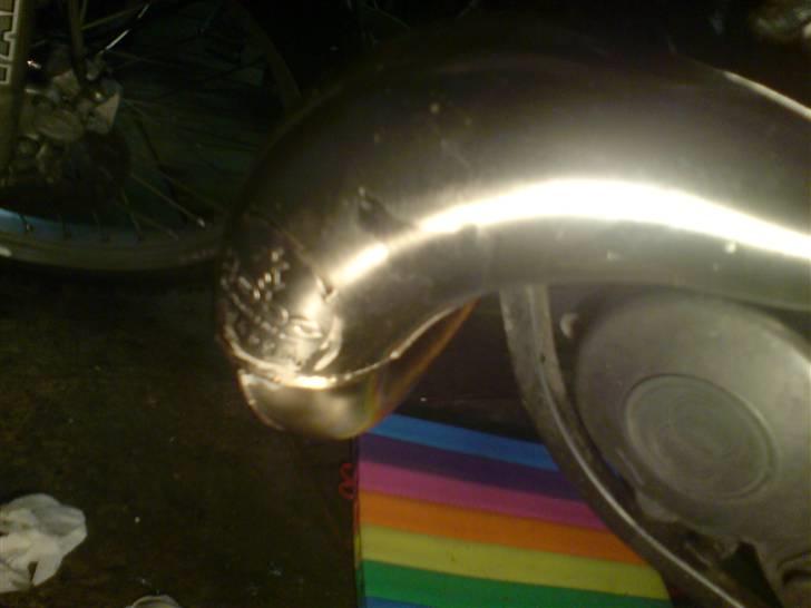 Polering af hebo udstødning før og efter - Jeg prøvede at polere den her et par uger før uden at fjerne lakken : / det virkede ikke ret godt for at være helt ærelig ^^ billede 6