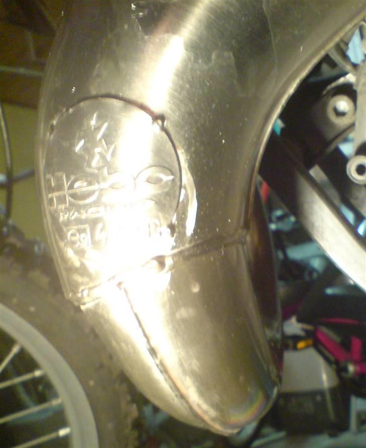 Polering af hebo udstødning før og efter - Jeg prøvede at polere den her et par uger før uden at fjerne lakken : / det virkede ikke ret godt for at være helt ærelig ^^ billede 10