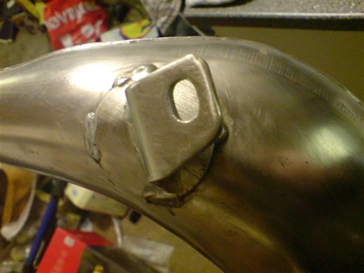 Polering af hebo udstødning før og efter - Her er lakken så fjernet
og så brgynder jeg med de finere sandpair, som var vandsandpapir!
til at fjerne lakken, brugte jeg normal sandpapir Korn 240. billede 22