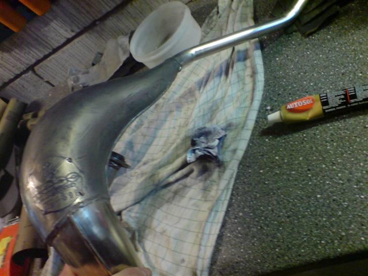 Polering af hebo udstødning før og efter - Her er jeg ved at polere den med autosol i hånden -.-
 billede 23