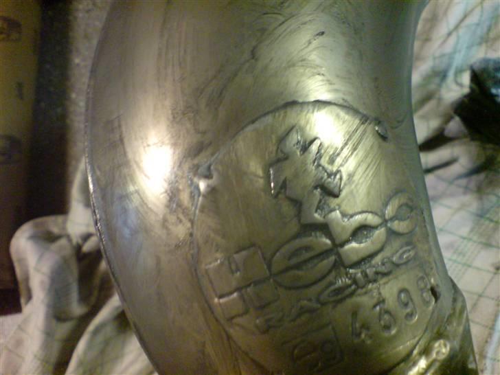 Polering af hebo udstødning før og efter - Her er jeg ved at polere den med autosol i hånden -.-
men jeg synes at det gik alt for langsomt så jeg fandt min rystepudser
og tog sådan en ting til at polere med :P
og så gik jeg ellers igang billede 24