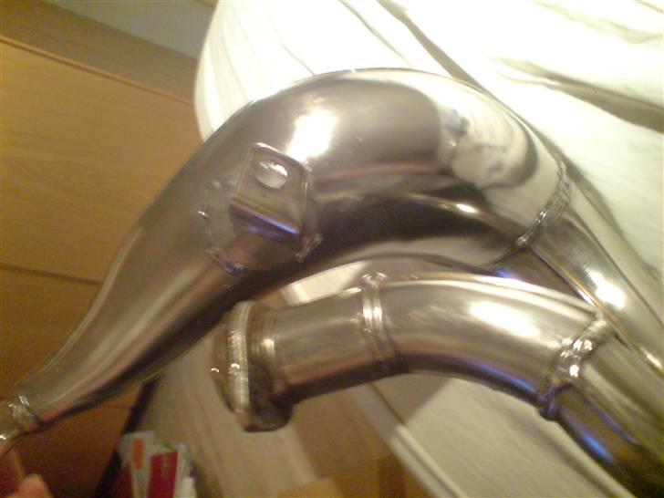 Polering af hebo udstødning før og efter - Det ser godt ud :)
men det var fandme os svær at polere på den side...-.- billede 32