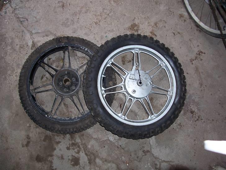 Puch Monza 3 gear fra dag nr. 1 - De to bagstjerne fælge... 27/5 2006
Det er den sølv der er på nu :D billede 10