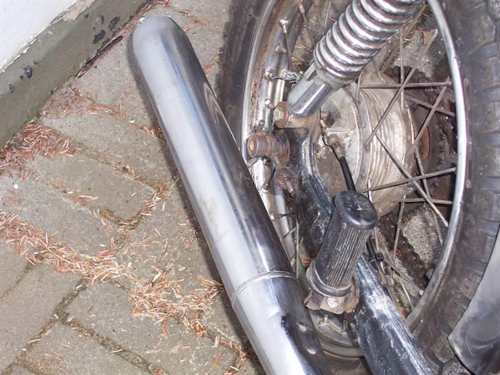 Puch Monza 3 gear fra dag nr. 1 - Efter en del pudsning kunne man faktisk se udstødningen :D billede 12