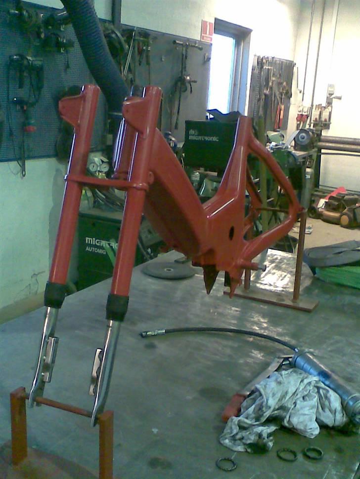 Puch Maxi renovering - Klar til samling på det fine fine stativ! billede 22