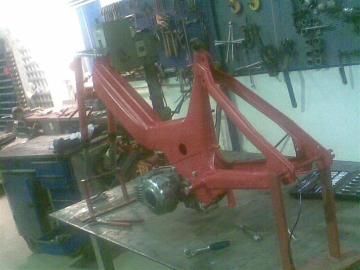 Puch Maxi renovering - Motoren er blevet sat på. billede 23